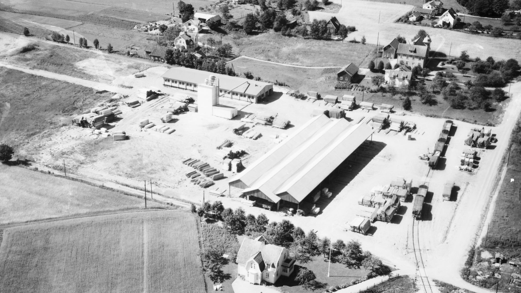Flygfoto från 1957 över platsen där fabriken står idag.